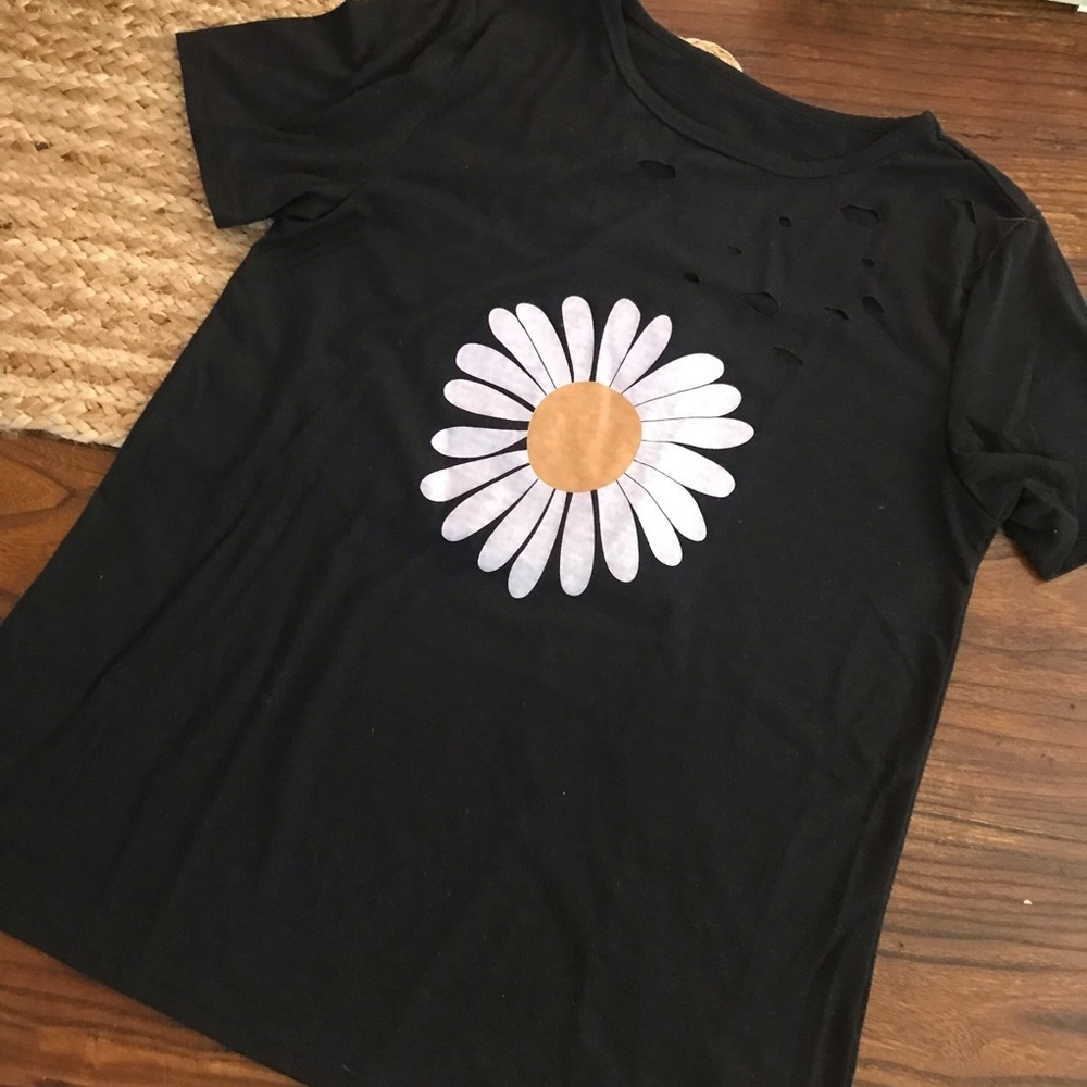 🌼Lightly Distressed Daisy Tee - Picture 2 of 8